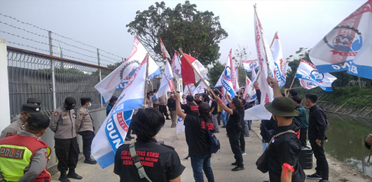 Terjadi Pemberangusan Serikat Buruh, Massa FSB GARTEKS KSBSI Kota Bandung demo PT. Gading Mas Wirajaya