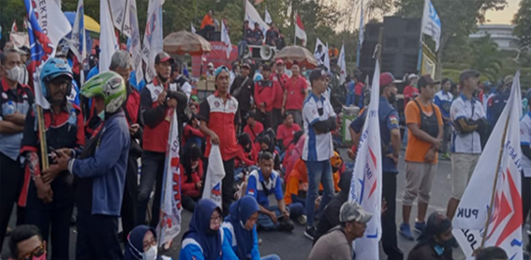 Tolak Kenaikan BBM, Ribuan Buruh Demo Kantor Gubernur Jawa Timur 