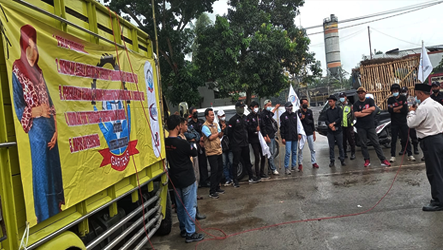 Aktivis GARTEKS KSBSI Tangerang Raya Demo di PT.Universal Luggage Indonesia,Desak Brand Away,Tumi,Briggs dan Riley, Lojel,Bagasi Bertanggung Jawab Union Busting dan PHK Buruh Hamil